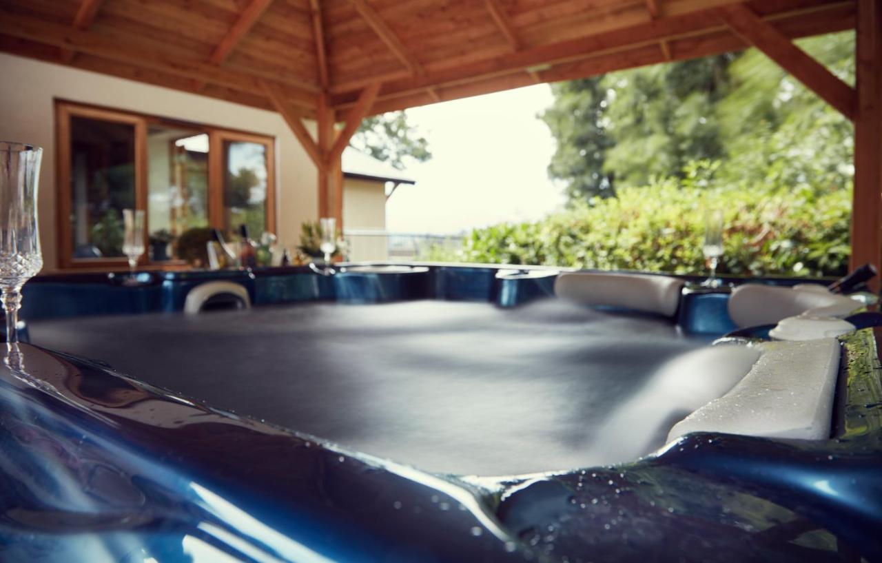 Upper Gelli Luxury Holiday Lodge, Converted Dairy & Cosy Shepherds Huts 웰시풀 외부 사진